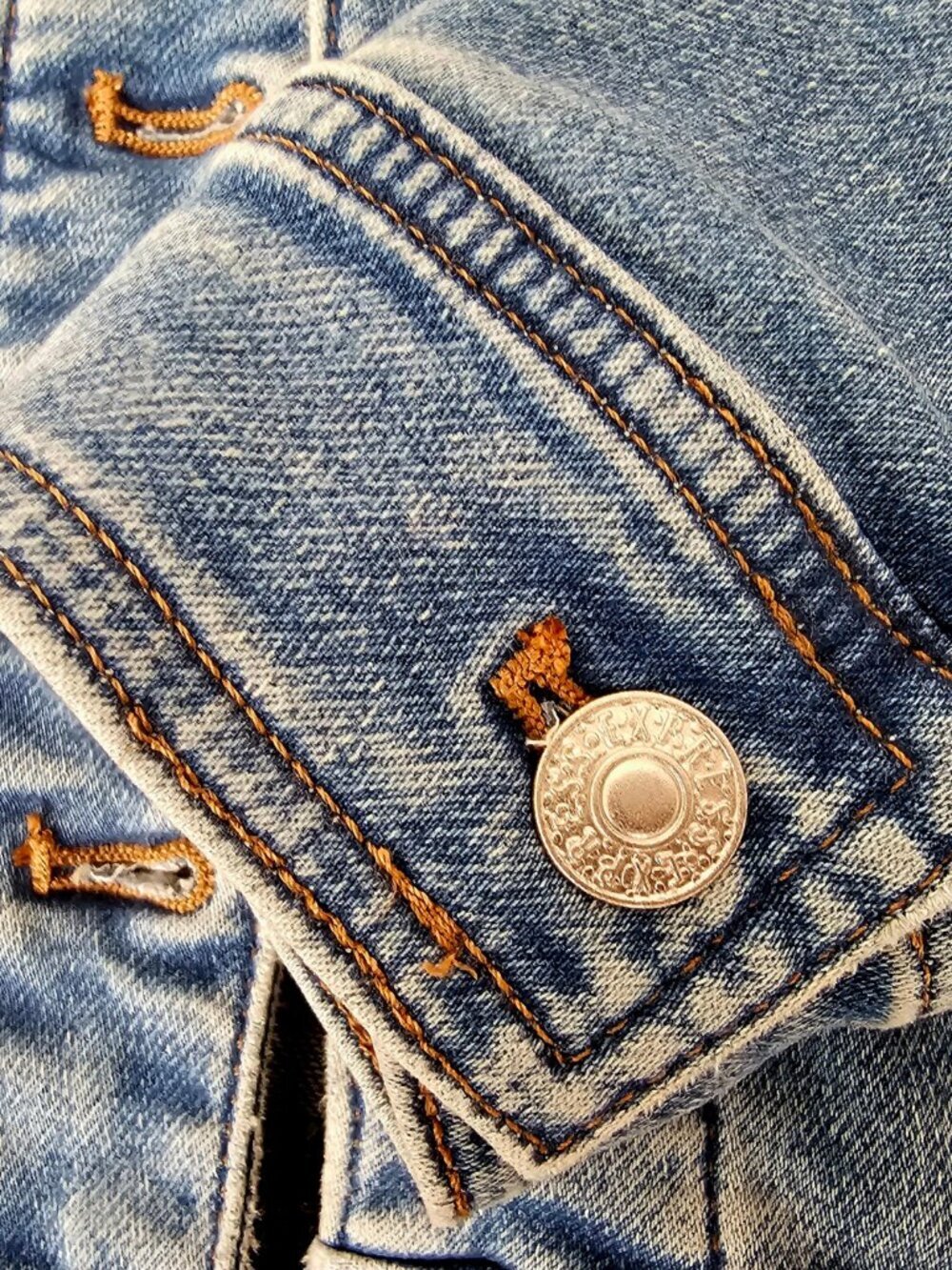 ✨Like New✨ Express Women's Light Wash Denim Trucker Jacket, Blue, Size XS - Picture 8 of 8